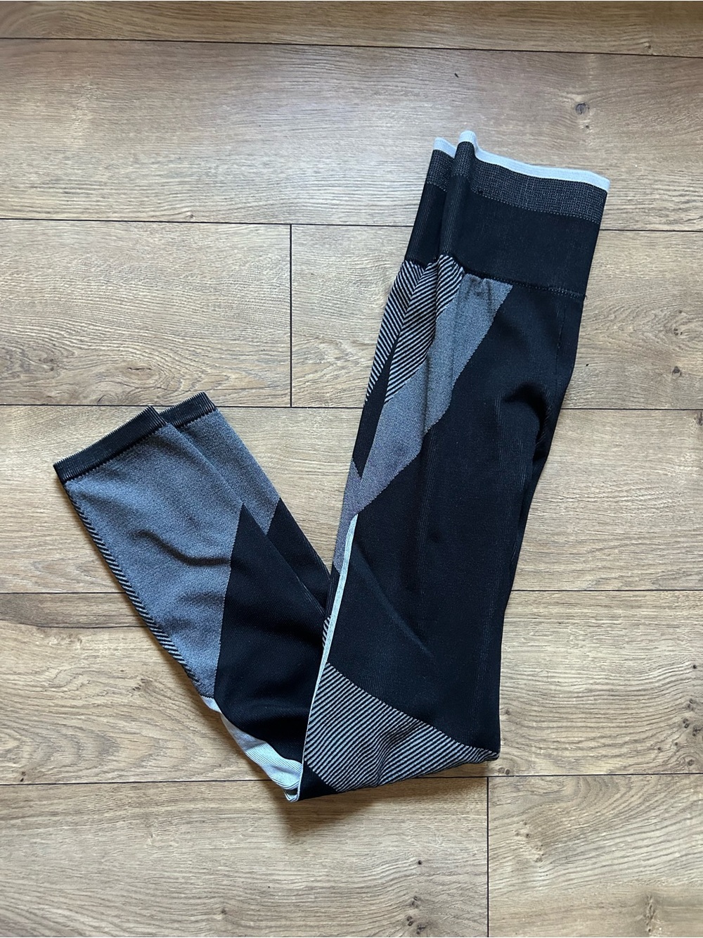 PINK Victoria's Secret Black and Gray Geometric Leggings